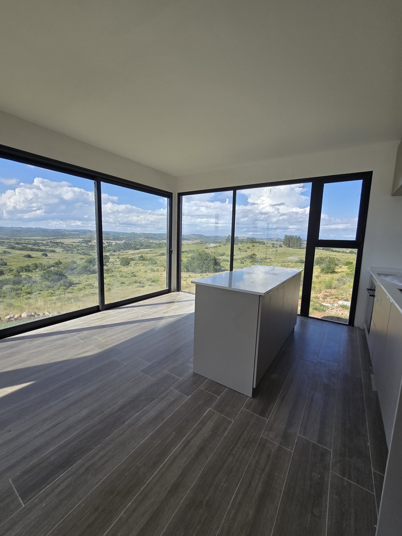 Interior con grandes ventanales