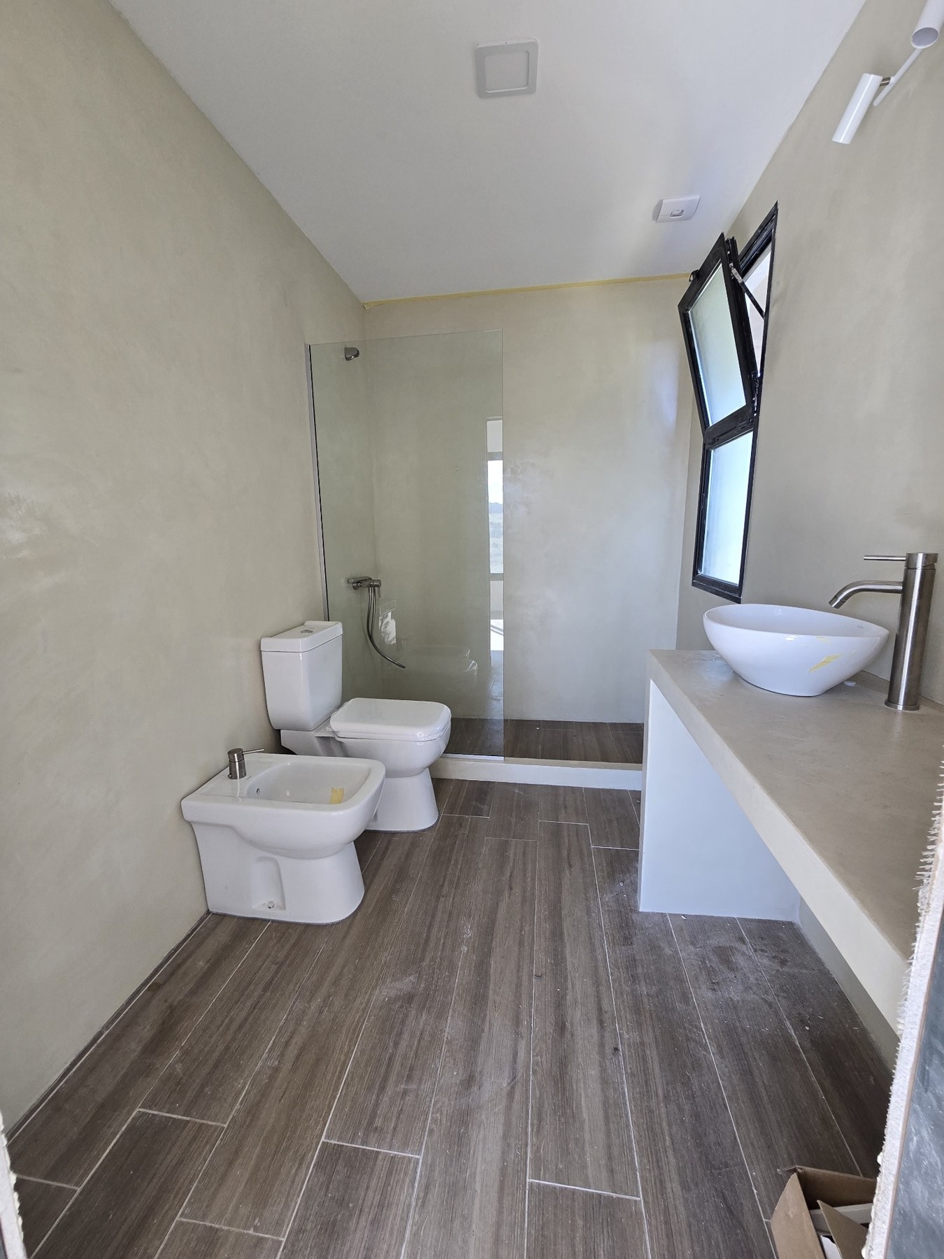 Otra vista del baño en microcemento