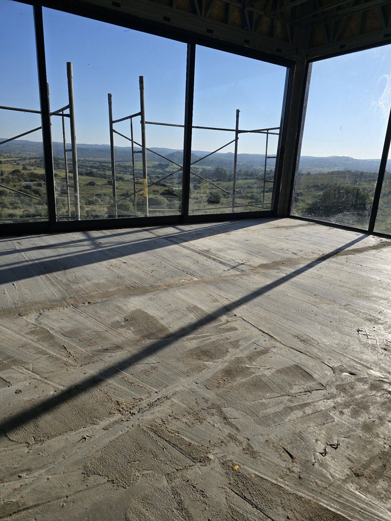 Ventanales y piso durante la obra