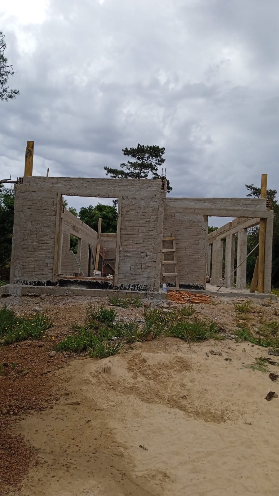 Vivienda durante el avance de mampostería — Proceso de obra