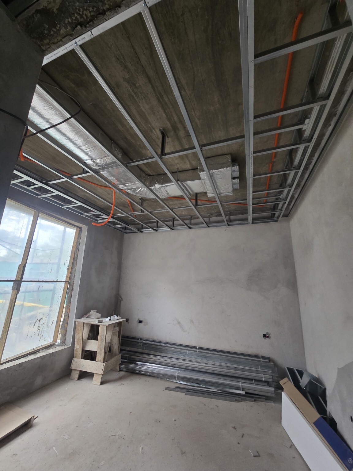 Estructura de cielorraso y paso de instalaciones: trabajo de Durlock en ejecución