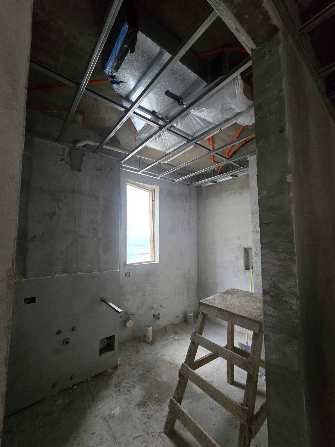 Armado de cielorraso en baño: trabajo de Durlock en ejecución