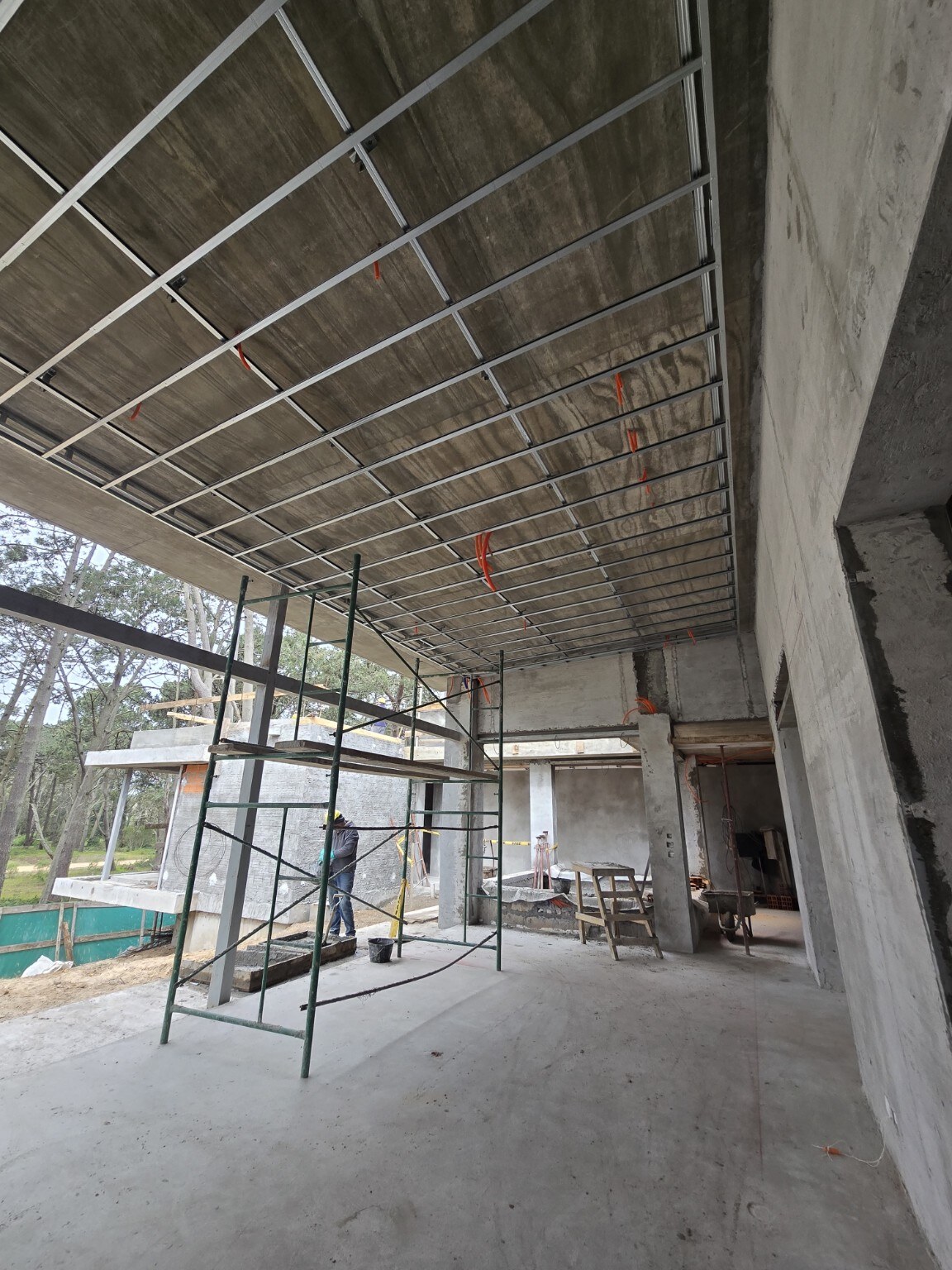 Vista general de la estructura de cielorraso: trabajo de Durlock en ejecución