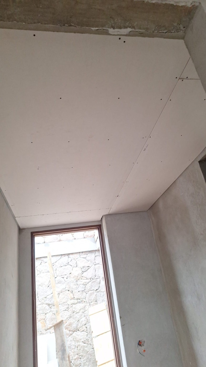 Encuentro del cielorraso en ambiente interior