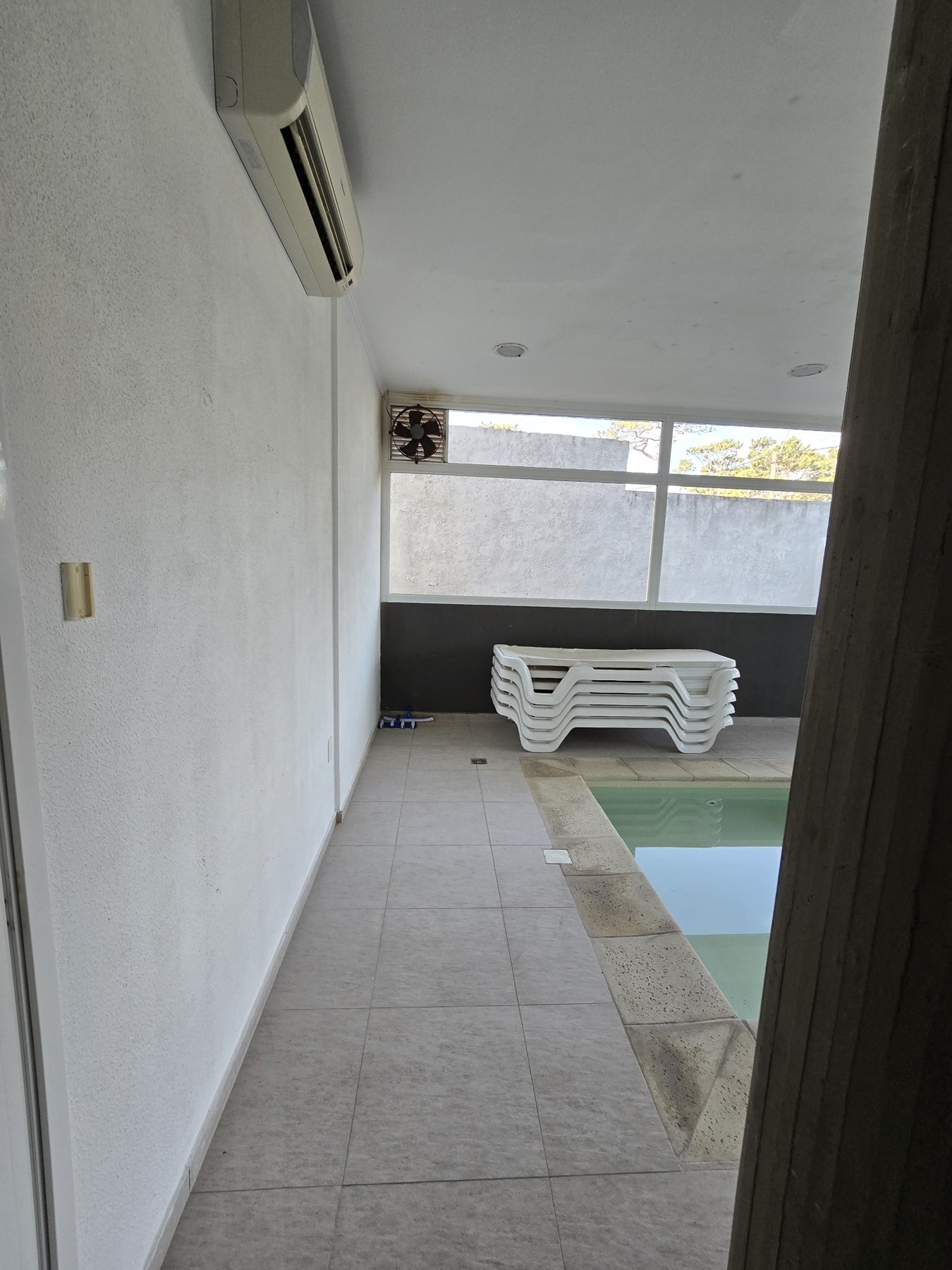 Circulación junto al sector de piscina